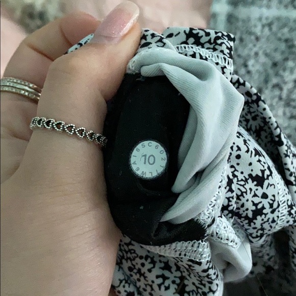 Flowered lululemon leggings - Picture 5 of 5